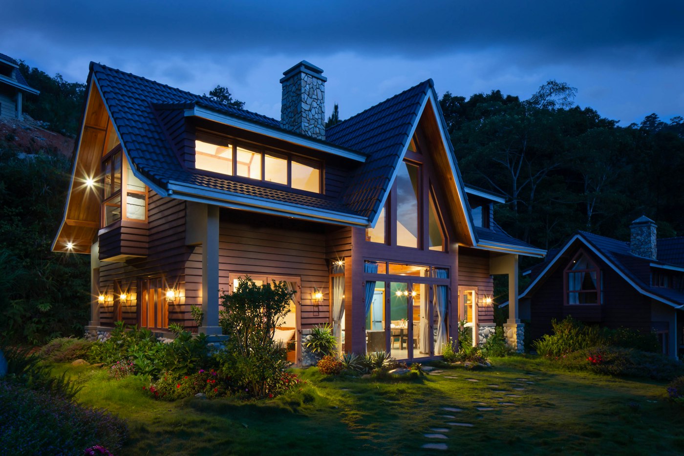 A modern home lit at dusk, closed online with Jakelo